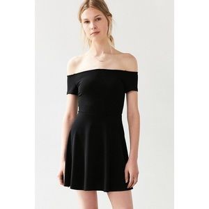 🌟URBAN OUTFITTERS🌟 Crepe Off-the-shoulder Dress
